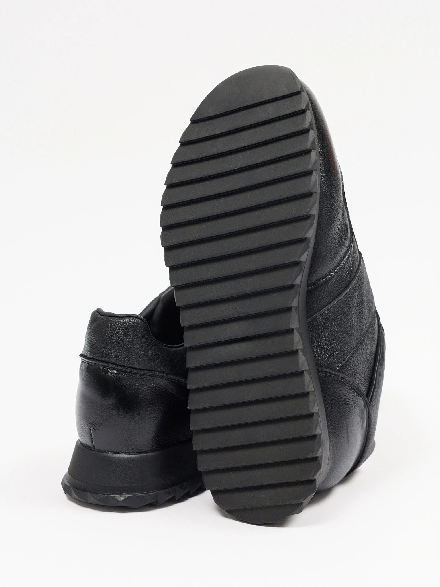 Кроссовки черного цвета на низкой рельефной подошве